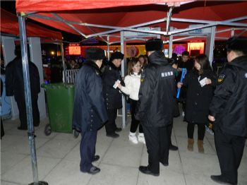 张杰沈阳演唱会安检现场
